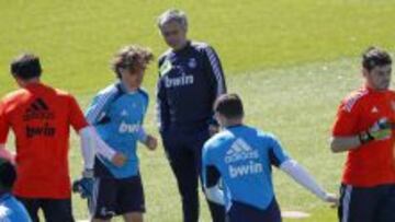 Mourinho, en el entrenamiento con Modric y Casillas trabajando.