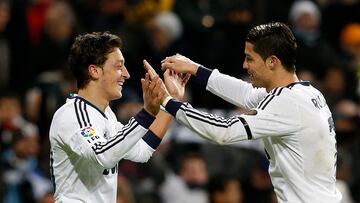 Mesut Özil y Cristiano Ronaldo celebran un gol como jugadores del Real Madrid.