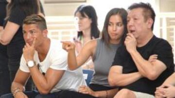 Cristiano y Peter Lim son amigos desde hace varios años. Concretamente, desde 2011, cuando fueron presentados por Jorge Mendes, agente del jugador y amigo personal del empresario. Incluso el verano pasado, el crack viajó a Singapur invitado por el propio Peter Lim.