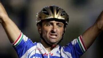 <b>SORPRESA.</b> El italiano Paolo Bettini logró imponerse al esprint en la etapa 16 a su compatriota Alessandro Petacchi pese a que éste contó con el apoyo de su equipo hasta los últimos metros.