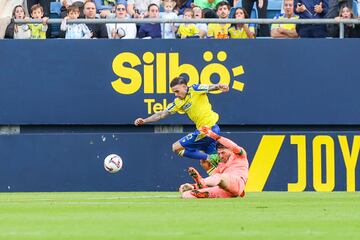 Roger en la jugada del penalti del 1-0 en el encuentro de la jornada 15 de la Liga Hypermotion.