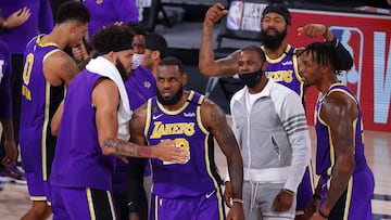 LeBron James celebra una canasta junto a sus compa&ntilde;eros durante el quinto partido de las finales de la Conferencia Oeste de los playoffs de la NBA 2020 entre Los Angeles Lakers y Denver Nuggets