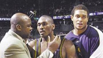 <b>EL BRONQUISTA ARTEST. </b>El polémico Ron Artest, que figura en ambas imágenes de la tangana, ha recibido un severo castigo de la NBA y se perderá el resto de la temporada.