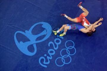 Combate de lucha entre Rasul Chunayev de Azerbayán y el surcoreano Ryu Han-su en la pelea por el bronce de lucha grecorromana 66 kg masculino.