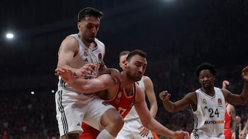 Campazzo y Milutinov pelean por un balón.