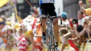 <b>VENCEDOR DE LA ETAPA REINA.</b> George Hincapie ha conseguido la victoria más importante de su carrera. El amigo de Armstrong en toda su carrera y apoyo en su siete triunfos en el Tour, se ha llevado por fin un premio personal.