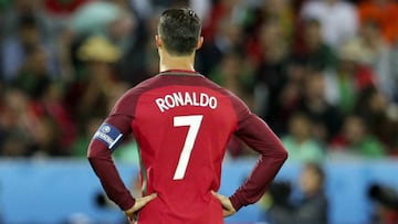 Cristiano Ronaldo reacts after Iceland make it 1-1 during the UEFA EURO 2016 group F preliminary round match between Portugal and Iceland at Stade Geoffroy Guichard in Saint-Etienne, France, 14 June 2016.
 
 (RESTRICTIONS APPLY: For editorial news reporting purposes only. Not used for commercial or marketing purposes without prior written approval of UEFA. Images must appear as still images and must not emulate match action video footage. Photographs published in online publications (whether via the Internet or otherwise) shall have an interval of at least 20 seconds between the posting.) (Francia, Islandia) EFE/EPA/MIGUEL A. LOPES EDITORIAL USE ONLY