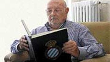 <B>DE VOCACIÓN, ESCRITOR</B>. Joan Segura Palomares es autor del libro de oro del Espanyol, el del Centenario.