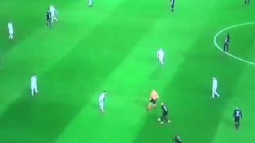 ¡Neymar regateó a un rival tras recibir una fuerte patada!