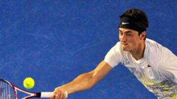 Bernard Tomic devuelve una bola ante Roger Federer en el pasado Australian Open.