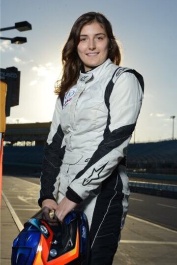 La piloto colombiana ahora correrá en la GP3. En un deporte dominado por hombres, finalizó segunda en la MRF Challenge.