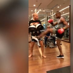 En Italia se mofan de Evra: ¿ensayaba así su patada?