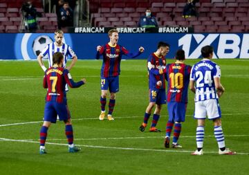 2-1. Frenkie De Jong celebró el segundo tanto concedido por el VAR.