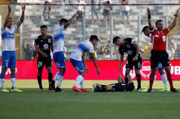 Colo Colo y Universidad Católica dirimen el Clásico chileno, un partido que muestra la rivalidad latiente en el país chileno. Su primer duelo fue un amistoso celebrado en 1938 antes de jugar el primer oficial, que se celebró tres años después, en 1938, pero no sería hasta la década de los 80 cuando comenzaron a producirse incidentes entre ambas aficiones. 'La Garra Blanca', la barra (el grupo ultra más numeroso de Colo Colo, empezó a chocar con 'Los de abajo', los seguidores de la U, tanto dentro como fuera del terreno de juego. 'La Garra Blanca', violentos, buscan atosigar a los jugadores rivales arrojándoles cosas, objetos contundentes... todo para amedrentarlos: en la década de los 80 y principios de los 90 eran los asientos del estadio Monumental. Cada partido es una batalla y raro es el encuentro entre ambos equipos que no tiene que detenerse durante varios minutos, mientras vuelve la calma...