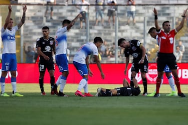 Colo Colo y Universidad Católica dirimen el Clásico chileno, un partido que muestra la rivalidad latiente en el país chileno. Su primer duelo fue un amistoso celebrado en 1938 antes de jugar el primer oficial, que se celebró tres años después, en 1938, pero no sería hasta la década de los 80 cuando comenzaron a producirse incidentes entre ambas aficiones. 'La Garra Blanca', la barra (el grupo ultra más numeroso de Colo Colo, empezó a chocar con 'Los de abajo', los seguidores de la U, tanto dentro como fuera del terreno de juego. 'La Garra Blanca', violentos, buscan atosigar a los jugadores rivales arrojándoles cosas, objetos contundentes... todo para amedrentarlos: en la década de los 80 y principios de los 90 eran los asientos del estadio Monumental. Cada partido es una batalla y raro es el encuentro entre ambos equipos que no tiene que detenerse durante varios minutos, mientras vuelve la calma...