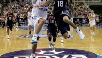 <b>MÁS RÁPIDOS. </b>Stephen Curry anota una bandeja en el OAKA.