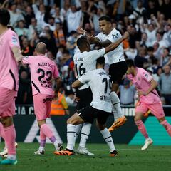 Aprobados y suspensos del Valencia: Lino salva un punto que puede valer una salvación