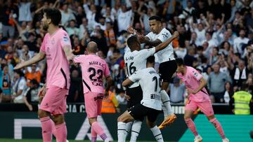 VALENCIA, 28/05/2023.- El delantero del Valencia Samuel Lino (3-i) celebra con sus compa?eros tras marcar el segundo gol ante el Espanyol, durante el partido de Liga en Primera Divisi¨®n que Valencia CF y RCD Espanyol han disputado este domingo en el estadio de Mestalla. EFE/Biel Ali?o