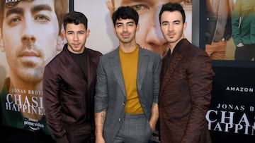 Kevin, Joe y Nick asistieron a la premier de su documental, que ya se puede ver por Amazon Primve Video, acompa&ntilde;ados de sus esposas y de sus padres.