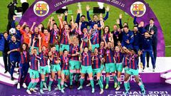 GOTHENBURG, SWEDEN - MAY 16: Vicky Losada of FC Barcelona lifts the UEFA Women&#039;s Champions League Trophy in celebration with team mates following the UEFA Women&#039;s Champions League Final match between Chelsea FC and Barcelona at Gamla Ullevi on M