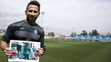 22/03/17 ENTREVISTA ESPANYOL
 RAUL TAMUDO  CON UNA FOTO DE SU DEBUT CON EL ESPANYOL HACE 20 A&Ntilde;OS 