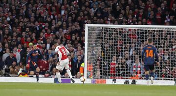 1-1. Alexandre Lacazette marcó el primer gol.