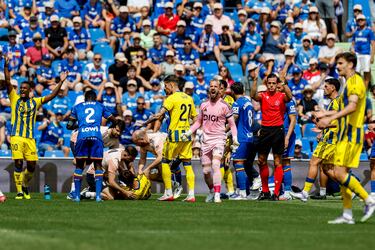 El golpe se produjo durante el minuto nueve de encuentro cuando ambos jugadores chocaron tras buscar un balón largo en diagonal. Al momento salieron las asistencias para atender a ambos jugadores.