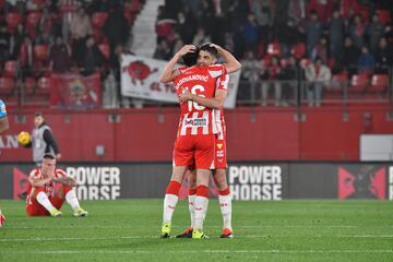 Edgar se abraza con Radovanovic tras terminar el partido contra el Athletic.