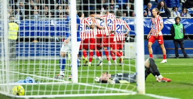 0-1. Centro de Nahuel Molina desde la derecha, el balón da en Álex Baena y se queda muerta en en área del Oviedo. Julián Alvarez, atento, controla, se zafa de Kwasi Sibo y dispara con la izquierda, raso, para superar a Aarón Escandell.