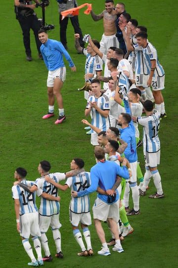 La Albiceleste celebra por todo alto la clasificación la victoria y la clasificación para la final.