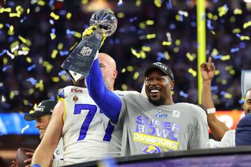 Von Miller y Andrew Withworth celebran la Super Bowl.