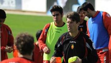 <b>LISTOS. </b>Laudrup prepera con su plantilla el partido ante el Barça.