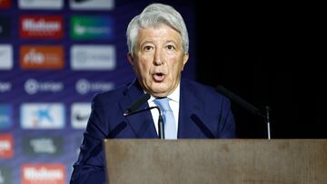 MADRID, 29/07/2022.- El presidente del Atlético de Madrid, Enrique Cerezo, durante su intervención en la presentación del argentino Nahuel Molina como nuevo jugador del equipo rojiblanco, este viernes en el Auditorio del Metropolitano. EFE/ Rodrigo Jimenez
