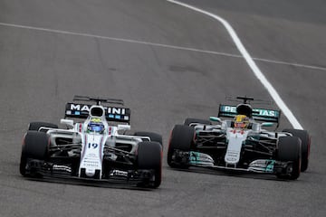 Felipe Massa por delante de Lewis Hamilton.