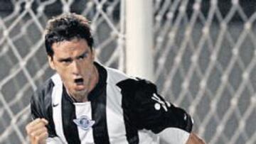 <b>ÍDOLO EN PARAGUAY. </b>El uruguayo, Rodrigo López, gusta a Lucas Alcaraz.