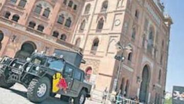 <b>EL 'HALCÓN' TORRES. </b>Dany Torres se exhibió antes de la competición en el exterior de Las Ventas.