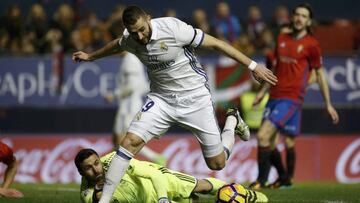 Football Soccer - Osasuna v Real Madrid - Spanish La Liga Santander - El Sadar stadium, Pamplona, Spain, 11/02/17 Real Madrid&#039;s Karim Benzema and Osasuna&#039;s goalkeeper Salvatore Sirigu in action. REUTERS/Susana Vera