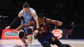 St. Petersburg (Russian Federation), 09/10/2020.- Mateusz Ponitka (L) of BC Zenit in action against Brandon Davies (R) of FC Barcelona during the Euroleague basketball match between BC Zenit St. Petersburg and FC Barcelona in St. Petersburg, Russia, 09 October 2020. (Baloncesto, Euroliga, Rusia, San Petersburgo) EFE/EPA/ANATOLY MALTSEV