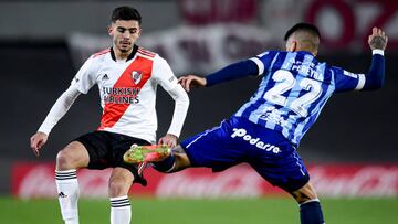 BUENOS AIRES, ARGENTINA - JUNE 11: Santiago Simon of River Plate tries to dribble past Joaquin Pereyra during a match between River Plate and Atletico Tucuman as part of Liga Profesional Argentina 2022 at Estadio Monumental Antonio Vespucio Liberti on June 11, 2022 in Buenos Aires, Argentina. (Photo by Marcelo Endelli/Getty Images)