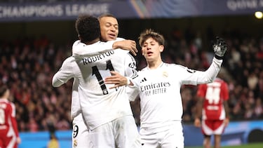 Guingamp (France), 28/01/2025.- Rodrygo of Real Madrid (L) celebrates with his teammates after scoring the 0-3 goal during the UEFA Champions League soccer match between Stade Brestois 29 and Real Madrid, in Guingamp, France, 29 January 2025. (Liga de Campeones, Francia) EFE/EPA/CHRISTOPHE PETIT TESSON