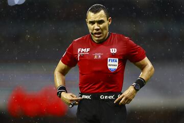   Referee Marco Antonio Ortiz  during the final second leg match between America and Cruz Azul as part of the Torneo Clausura 2024 Liga BBVA MX at Azteca Stadium on May 26, 2024 in Mexico City, Mexico.