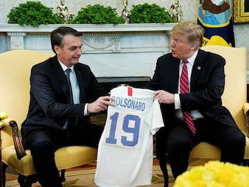 El presidente Trump devolvió la cortesía entregando una playera de US Soccer.