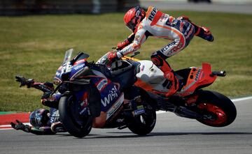 Choque entre el piloto Marc Márquez y Miguel Oliveira durante la carrera del Gran Premio de Portugal de MotoGP. 