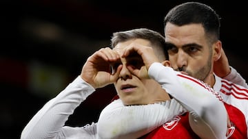 LONDON (United Kingdom), 23/11/2025.- Leandro Trossard (L) of Arsenal celebrates after scoring the 1-0 goal during the English Premier League match between Arsenal and Tottenham Hotspur in London, Britain, 23 November 2025. (Reino Unido, Londres) EFE/EPA/TOLGA AKMEN EDITORIAL USE ONLY. No use with unauthorized audio, video, data, fixture lists, club/league logos, 'live' services or NFTs. Online in-match use limited to 120 images, no video emulation. No use in betting, games or single club/league/player publications.