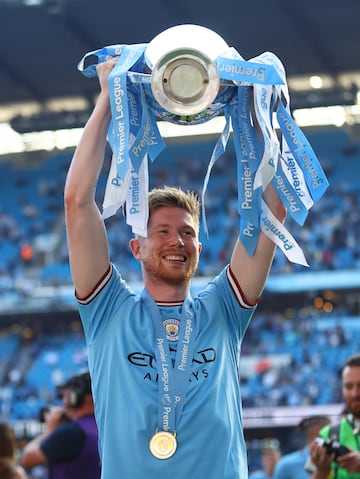 Kevin De Bruyne levantando el trofeo tras ganar la Premier League.