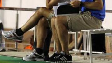 <b>PENSATIVO. </b>Pochettino, junto a Toni, en el partido del miércoles ante el Sabadell.