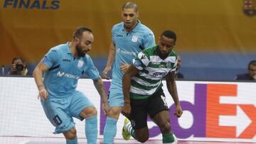 Ricardinho controla un bal&oacute;n durante la final de la UEFA Futsal Cup entre Movistar Inter y Sporting de Portugal.