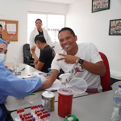 Carlos Bacca describe su condición física: “Bien, bien gordo”