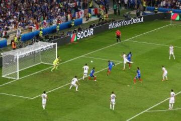 1-0. Antoine Griezmann anotó el primer tanto en el minuto 90.