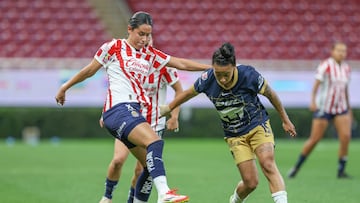 Isabela Esquivias (L) of Guadalajara fights for the ball with Wendy Bonilla (R) of Pumas during the 17h round match between Guadalajara and Pumas UNAM  as part of the Torneo Clausura 2025, Liga MX Femenil at Akron Stadium on April 17, 2025 in Guadalajara, Jalisco, Mexico.
